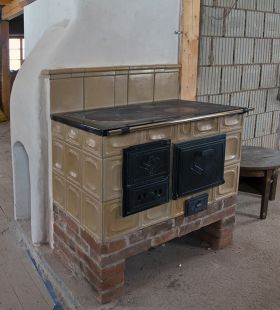 Печь «Хозяюшка» фрагмент - кухонный дровяной очаг.